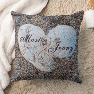 Heart Shaped Rock in Sand Personalize Name Date Kissen