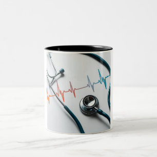 Heartbeat-Harmonie: Stethoskop mit menschlicher He Zweifarbige Tasse