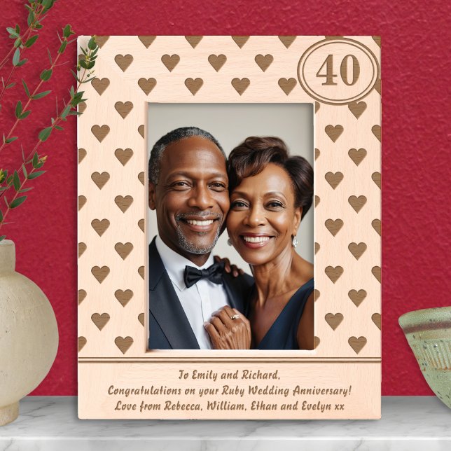 Hearts Ruby Wedding Anniversary 40. Custom Text Geätzte Rahmen (A photo frame for a couple on their Ruby Wedding Anniversary (40 Years) with love hearts pattern)