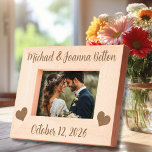 Hearts Wedding Newlywed Anniversary Geätzte Rahmen<br><div class="desc">Dieses Design kann in dem Bereich personalisiert werden, der durch das Ändern des Fotos und/oder Textes zur Verfügung gestellt wird. Oder Sie können es anpassen, indem Sie den Mausklick auswählen, um weitere Optionen anzupassen, um die Farbe des Hintergrunds zu löschen oder zu ändern, Text hinzuzufügen, die Textfarbe oder den Stil...</div>