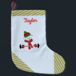 Hebe Lifting Snowman Gold Streifen Kleiner Weihnachtsstrumpf<br><div class="desc">Ein niedlicher Schneemann in seinem Winterzubehör,  der durch Gewichtheben in Form bleibe. Ideal für diese harten Typ und Gals! Geben Sie den gewünschten Namen ein. Goldstreifen prägen dieses Design.</div>