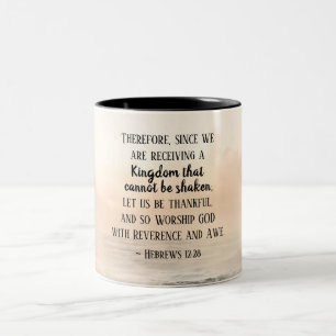 Hebräer 12:28 Ein Königreich, das nicht erschütter Zweifarbige Tasse