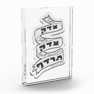 Hebräisch Tzedek Tzedek Tirdof - Gerechtigkeit ver Fotoblock