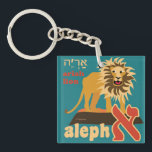 Hebräisches Alphabet-Schlüsselkette Schlüsselanhänger<br><div class="desc">Erschwinglicher Schlüsselanhänger des hebräischen Alphabetes. Niedlicher Löweentwurf für den Buchstaben,  Aleph,  gedruckt auf einer quadratischen Acrylschlüsselkette. Wählen Sie von 22 süßen Tieren. Nettes kleines Geschenk für jüdische Kinder.</div>