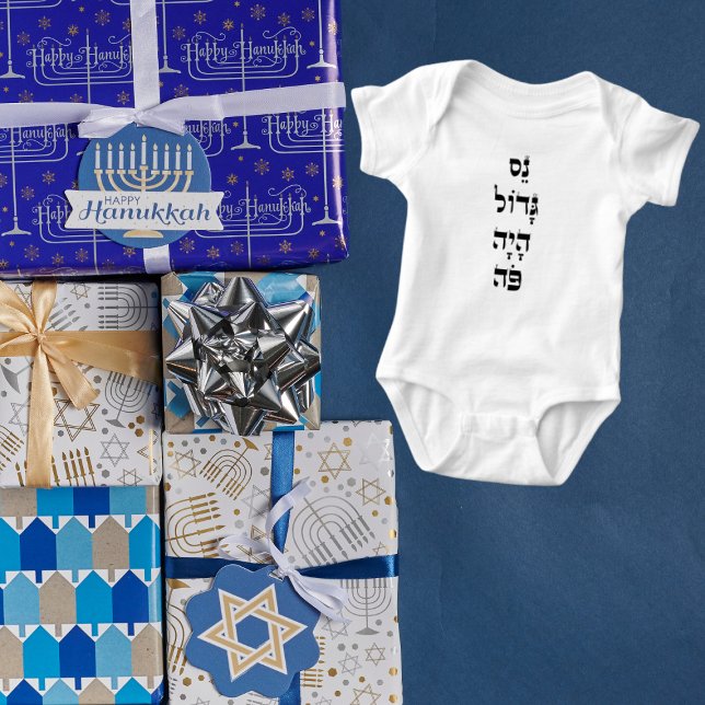 Hebrew Nes Gadol Haya Po Jewish Hanukkah Baby Strampler (Von Creator hochgeladen)