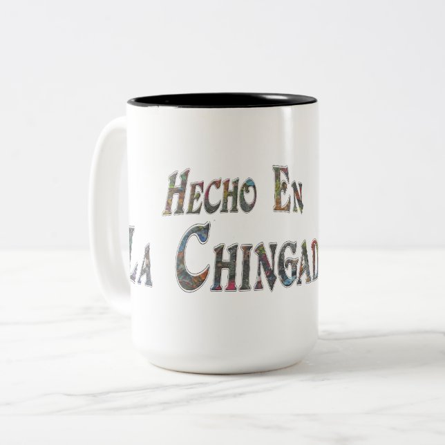 Hecho En La Chingada Zweifarbige Tasse (Vorderseite Links)