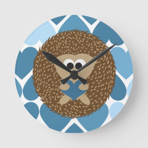 Hedgehog and Blue Hearts Runde Wanduhr