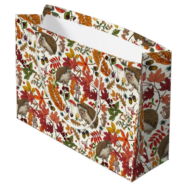 Hedgehogs and autumn forest flora on ivory große geschenktüte (Rückseite Schrägansicht)