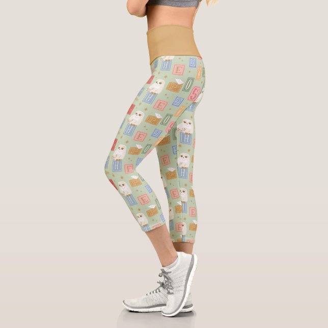 Hedwig-Post-Blockbuchstabenmuster Capri Leggings (Links)
