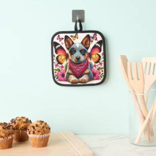 Heeler Puppy umgeben von Schmetterlingen und Blume Topflappen