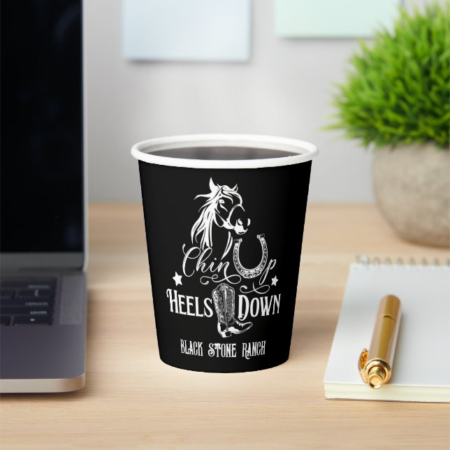 Heelse auf dem Cowgirl reiten Pappbecher (InSitu)