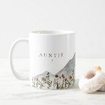 HEIDI Watercolor Wildblume Mountain Auntie Kaffeetasse<br><div class="desc">Diese Keramik Kaffee-Tasse bietet rauchige Wasserfarbenberge mit farbenfrohen, farbigen Wildblumen mit dem Wort AUNTIE. Ändern Sie einfach das Wort für eine Tante oder ein anderes Familienmitglied, und fügen Sie den Test hinzu. auf der anderen Seite für ein besonderes und einzigartiges Geschenk. Dies ist die perfekte Schwangerschaftsankündigung oder Geschenk für die...</div>