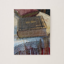 Heilige Bibel auf Vintagem Lace Tablecloth