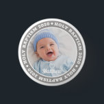 Heilige Taufe Modernes Foto Button<br><div class="desc">Dieses einfache und moderne Design besteht aus Serifentypografie und fügt ein individuelles Foto hinzu.</div>