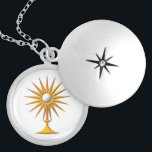 Heiliges Abendmahl in der Monstrance-Halskette Medaillon<br><div class="desc">Dieses "3-D" BlickAusrüstungsbeschreibungen ein Bild des gesegneten Sakraments/des heiligen heiligen Abendmahl in einem Gold färbten Monstrance. Fühlen Sie sich frei,  die Hintergrundfarbe über Zazzles fantastische Kundenbezogenheitswerkzeuge zu ändern.</div>