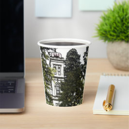 Heiligtum inmitten der Bäume Pappbecher