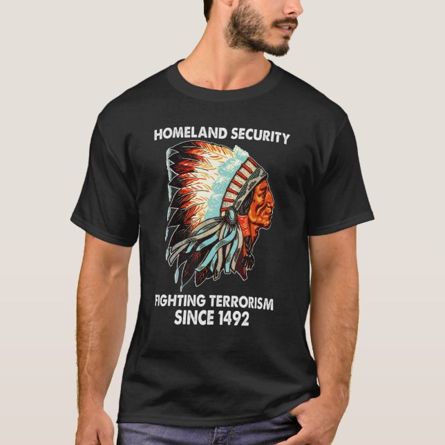 Heimat Security Fighting Terrorism 1492 Native A T-Shirt (Vorderseite)