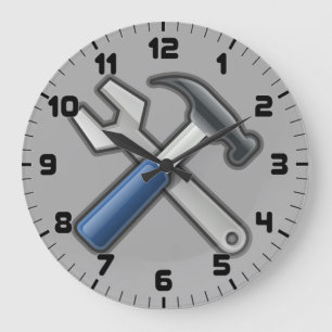 Heimwerker bearbeitet Hammer-und Schlüssel-Wanduh Große Wanduhr