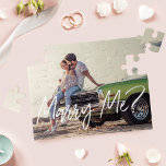 Heirate mich? Trendy Brush Script & Custom Foto<br><div class="desc">Pop die Frage,  mit unserem Spaß und trendig,  heiraten Sie mich? maßgeschneidertes Foto-Puzzle. Unser Design bietet ein komplettes Foto-Design,  um Ihr eigenes Foto zu zeigen. "heiratet mich?" ist in einem trendigen,  weißen Pinselskript-typografisches Design entworfen,  das über dem Foto angezeigt wird.</div>