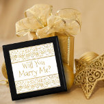 Heiraten Sie mich? Vintages Gold Floral Ribbon Erinnerungskiste<br><div class="desc">Elegant,  dekorativ und festlich mit Vintagen blumengoldenen Details mit individualisierbaren Will you Marry Me,  auf weißem Hintergrund,  der auch anpassbar ist. Perfekter Sake-Box für super spezielle Verlobung Ring.</div>