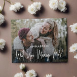 Heiraten Sie mir Foto<br><div class="desc">Frag ihr,  dich mit einem maßgeschneiderten Foto-Rätsel zu heiraten. Design zeigt Single Foto,  Typografie Drehbuch ''Will You Marry Me? in trendy Schrift. Personalisieren mit einem Namen.</div>