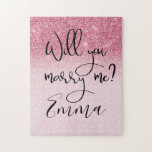 Heiraten Sie mir Vorschlag personalisieren Pink<br><div class="desc">Dieses Design wurde durch digitale Kunst erstellt und kann personalisiert werden, indem Sie auf den Knopf Anpassen klicken und die Farbe ändern, einen Namen, Initialen oder Ihre Lieblingssprache hinzufügen. Kontaktieren Sie mich unter colorflowcreations@gmail.com , wenn Sie dieses Design für ein anderes Produkt haben möchten. Kaufen Sie meine originale abstrakte Acrylmalerei...</div>