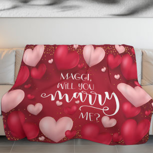Heiratsantrag mit roten Herzen Fleecedecke