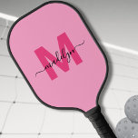 Heiß rosa Moderner Name Girl Monogram Pickleball Schläger<br><div class="desc">Erstellen Sie Ihr eigenes Personalisiertes Hot Pink Modernes Script Name Girly Monogram Pickleball Paddel. Dieses ultra-feminine Pickleball-Paddel besticht durch einen lebhaften Baby-Rosa-Hintergrund mit einem fetten, flachen Magenta-Initial (ohne Schimmer oder Folie) vorne, gepaart mit einem spielerischen schwarzen Skriptnamen für diese extra persönliche Touch. Die Rückseite wird schlicht rosa verlassen, aber Sie...</div>