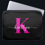 Heiß rosa Schwarz Monogramm Laptopschutzhülle<br><div class="desc">Diese einfache,  elegante 13" Notebook-Hülle mit Ihrem Vornamen in einem trendigen Script-Schriftart in Weiß und Ihre erste Erstaufnahme in einem modernen Kappe-Schriftart in Hot-Rosa ist perfekt für Sie. Es ist stilvoll und trendig und dennoch sehr klassisch. Es ist einzigartig - wie du!</div>