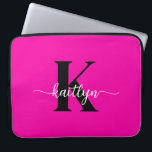Heiß rosa Schwarz Monogramm Laptopschutzhülle<br><div class="desc">Diese einfache,  elegante 15" Hot-Roink Laptop-Hülle mit Ihrem Vornamen in einem trendigen Script-Schriftart in Weiß und Ihre erste Initiale in einem modernen Kappe-Schriftart in Schwarz ist perfekt für Sie. Es ist stilvoll und trendig und dennoch sehr klassisch. Es ist einzigartig - wie du!</div>
