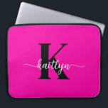 Heiß rosa Schwarz Monogramm Laptopschutzhülle<br><div class="desc">Diese einfache,  elegante 15" Hot-Roink Laptop-Hülle mit Ihrem Vornamen in einem trendigen Script-Schriftart in Weiß und Ihre erste Initiale in einem modernen Kappe-Schriftart in Schwarz ist perfekt für Sie. Es ist stilvoll und trendig und dennoch sehr klassisch. Es ist einzigartig - wie du!</div>