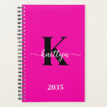 Heiß rosa Schwarz Monogramm Planer<br><div class="desc">Dieser einfache, elegante Hot-Pink-Planer 5.5 x 8.5 mit seinem Vornamen in einem trendigen Script-Schriftart in Weiß und Ihr erster Einstieg in einen modernen Kappe-Schriftart in Schwarz ist perfekt für Sie. Es ist stilvoll und trendig und dennoch sehr klassisch. Es wird behaltend Termine, Treffen, Termine, Hausaufgaben leicht zu behaltend und vereinfachen...</div>