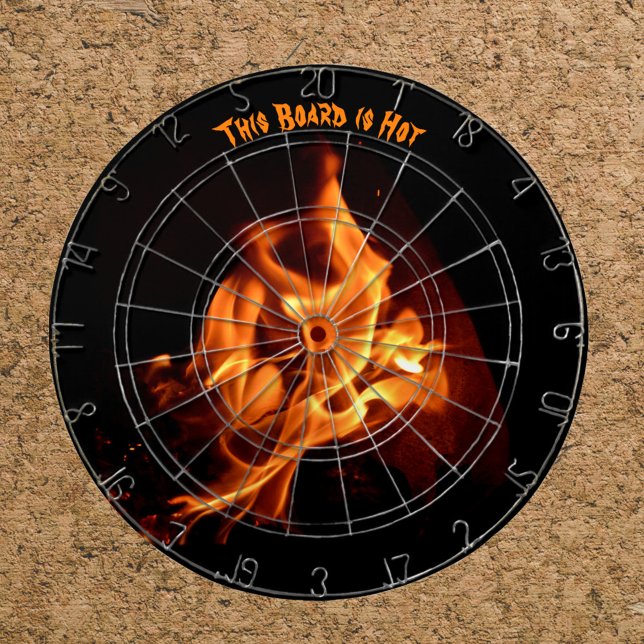 Heiße Flammen auf schwarz Dartscheibe (Von Creator hochgeladen)