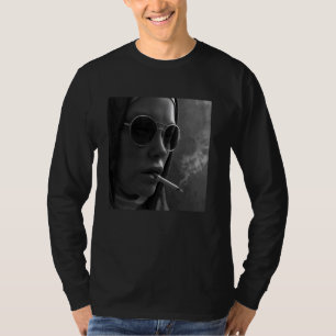 Heiße Nonne raucht Zigarette, rebellisch keine T-Shirt