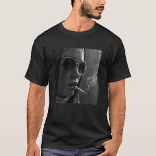 Heiße Nonne raucht Zigarette, rebellisch keine T-Shirt
