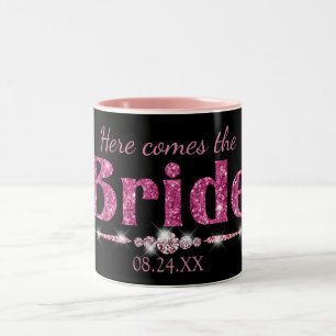 Heiße rosa-glitzernde Braut und Diamanten auf Schw Zweifarbige Tasse
