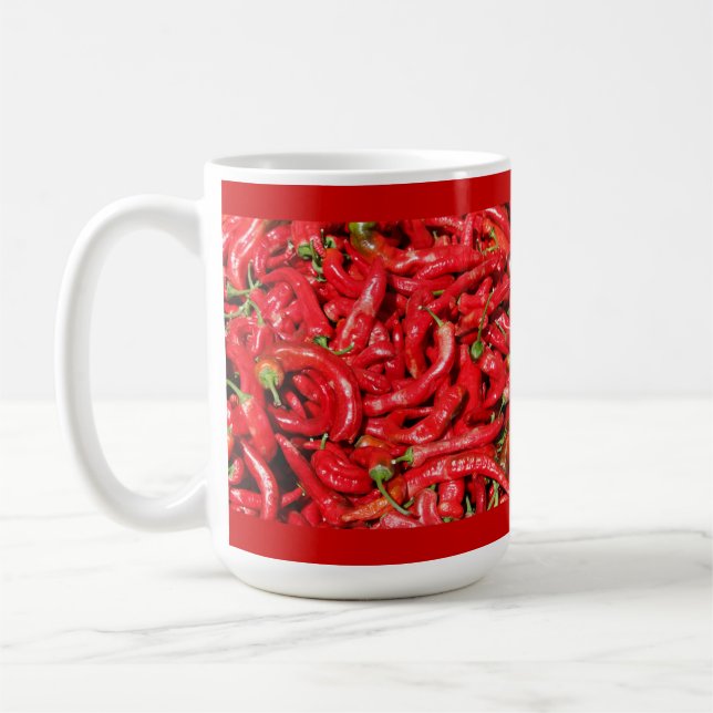 Heiße rote Chili-Paprikaschoten draußen im Sommer Kaffeetasse (Links)