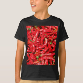Heiße rote Chili-Paprikaschoten draußen im Sommer T-Shirt
