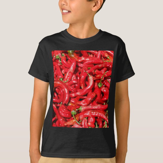 Heiße rote Chili-Paprikaschoten draußen im Sommer T-Shirt (Vorderseite)