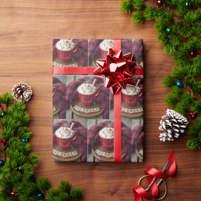 Heiße Schokolade im Dezember mit Kariertem Decken Geschenkpapier (Feiertagsgeschenk)