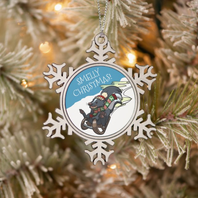 Heiße Weihnachten! Skunk auf einem Schlitten-Xmas- Schneeflocken Zinn-Ornament (Baum)