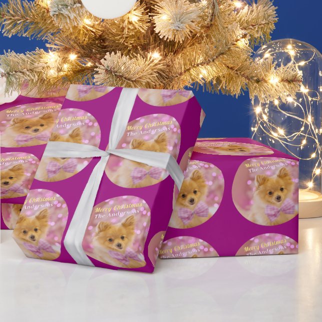 Heiße Weihnachten und Name, Niedlicher Hund, rotes Geschenkpapier (Feiertage)