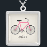 Heißes Rosa-Fahrrad-personalisierte Halskette<br><div class="desc">Ein Anhänger,  der eine Illustration eines Pinks kennzeichnet,  fahren rad.  Personifizieren Sie mit Ihrem Namen unter Fahrrad.</div>