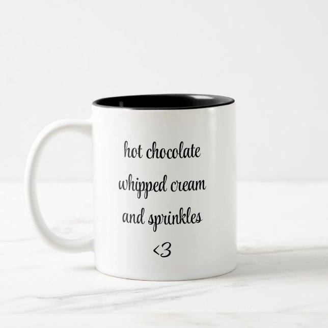 heißes schokoladengepeitschtes Sahne und Sprinklen Zweifarbige Tasse (Links)
