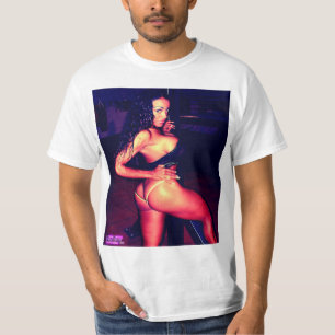 heißes schwarzes Muskelmädchen im Fishnetbikini T-Shirt