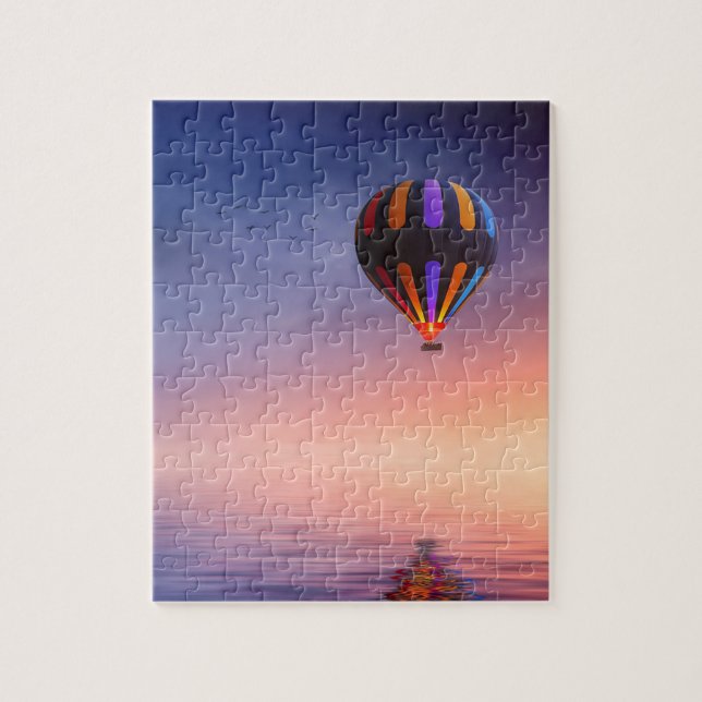 Heißluft-Ballon über dem Ozean am Sonnenuntergang (Vertikal)