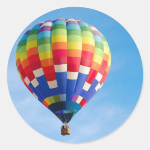 Heißluftballon des Regenbogens Runder Aufkleber