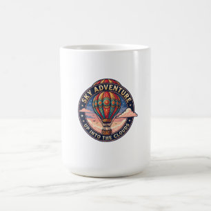Heißluftballon fliegt am Himmel Kaffeetasse