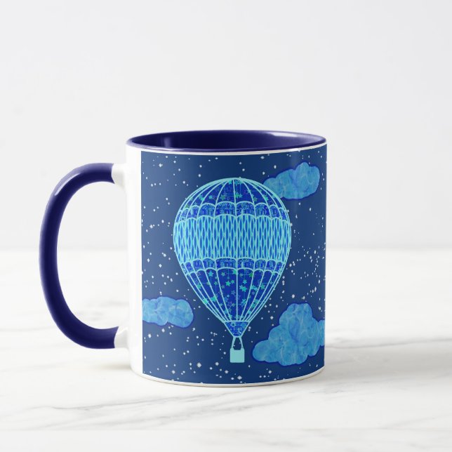 Heißluftballon gegen den nächtlichen Himmel in Dee Tasse (Links)