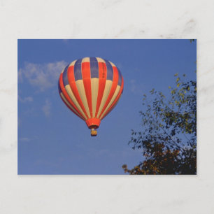 Heißluftballon rot / blau / gelb postkarte